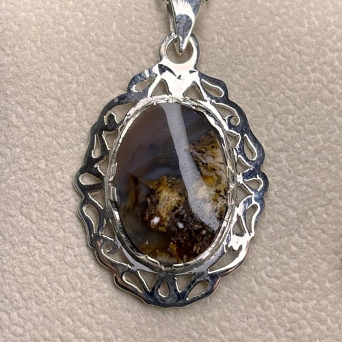 قلادة من حجر العقيق اليمني الطبيعي