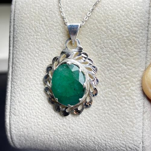 قلادة من حجر الزمرد الزامبي