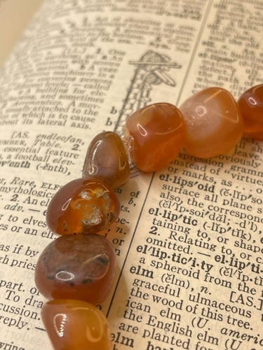 اسوارة من حجر العقيق الطبيعي ( حجر الحماية والشجاع...