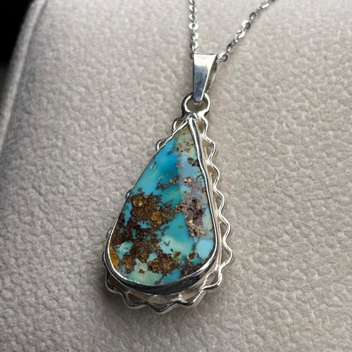 قلادة من حجر الفيروز النيشابوري الايراني