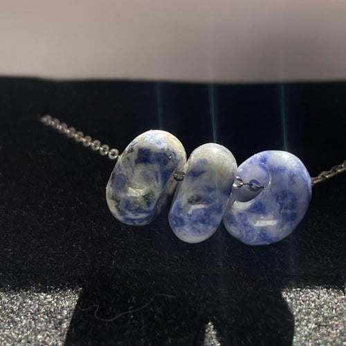 قلادة من حجر السودالايت الطبيعي (قص دائري) فضة (92...