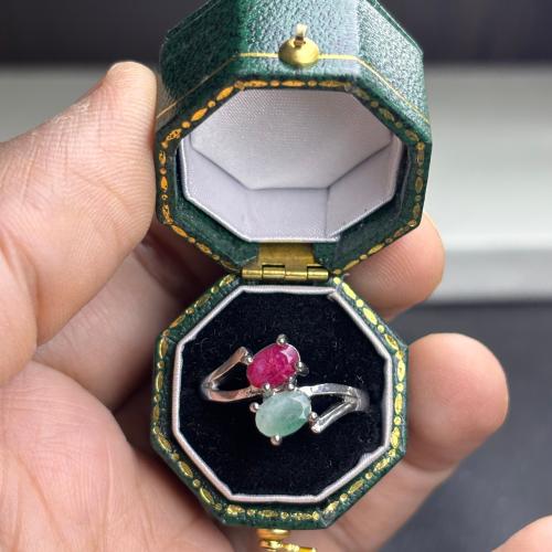 خاتم من ٣ احجار كريمة الياقوت والزمرد والزفير