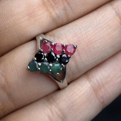 خاتم من ٣ احجار الياقوت والزمرد والزفير