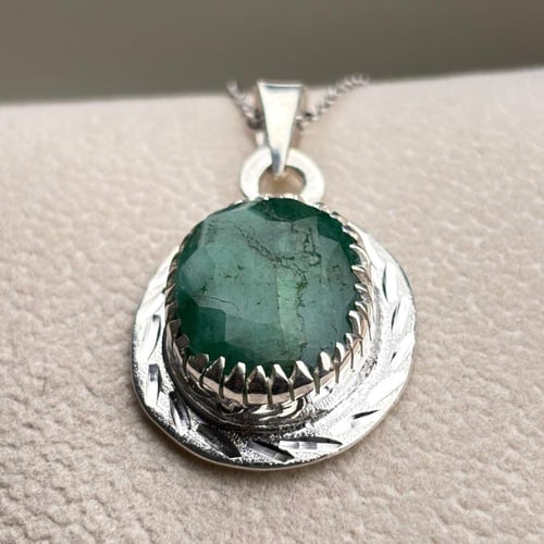 قلادة من حجر الزمرد الأفريقي الطبيعي