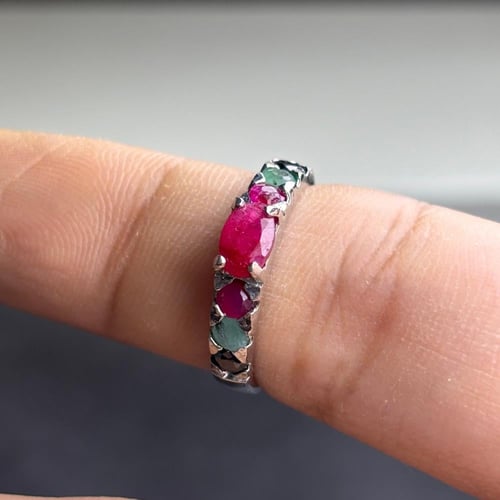 خاتم من ٣ احجار ياقوت وزمرد وزفير