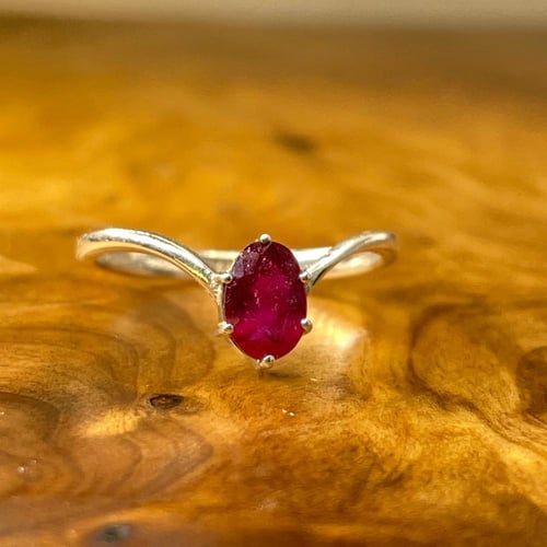 خاتم من حجر الياقوت الافريقي الطبيعي فضة ٩٢٥