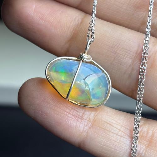 قلادة من حجر الاوبال الأثيوبي