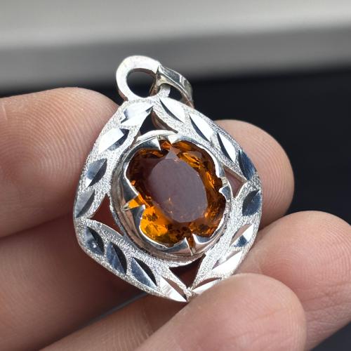 قلادة من حجر السترين الطبيعي