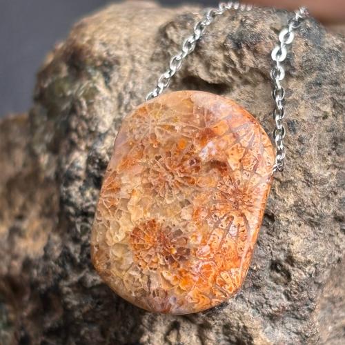 قلادة مرجان احفوري طبيعي