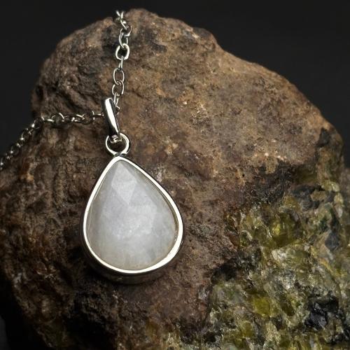 قلادة حجر القمر الطبيعي (قصة كمثرية))