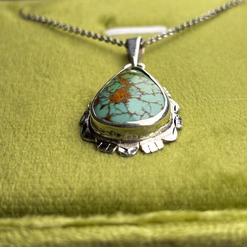 قلادة من حجر الفيروز النيشابوري