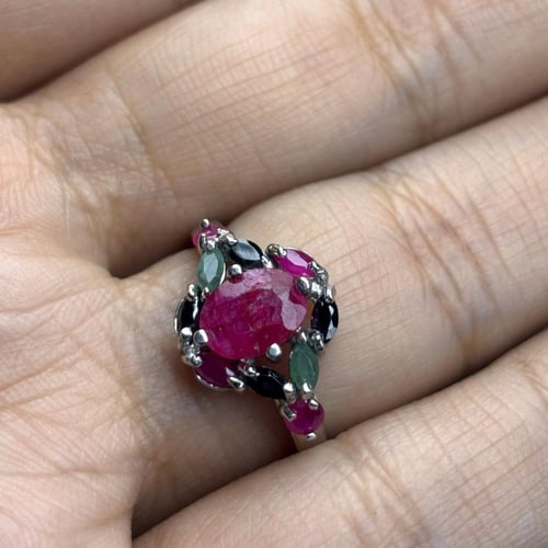 خاتم من ٣ احجار ياقوت وزمرد وزفير