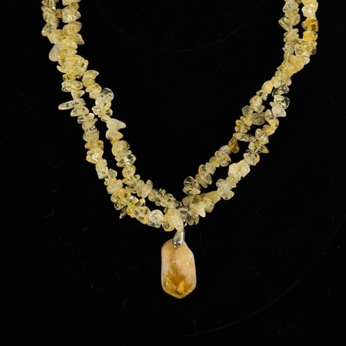 قلادة من حجر السترين الطبيعي الفاخر