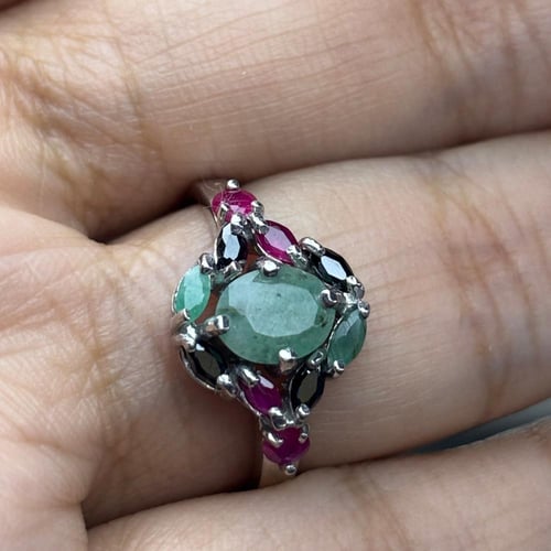 خاتم من ٣ أحجار زمرد وياقوت وزفير فضة ٩٢٥