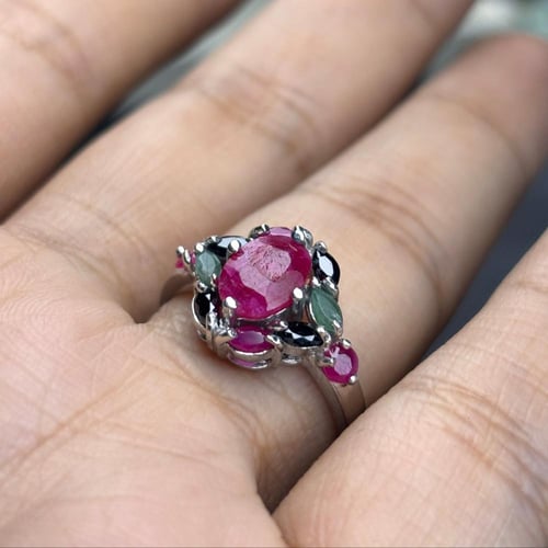 خاتم من ٣ احجار ياقوت وزمرد وزفير