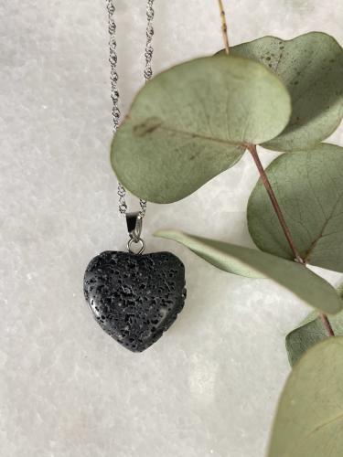 قلادة من الحجر البركاني الطبيعي