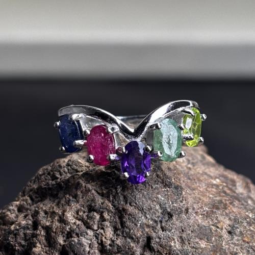 خاتم بتصميم راقي من ٥ احجار كريمة