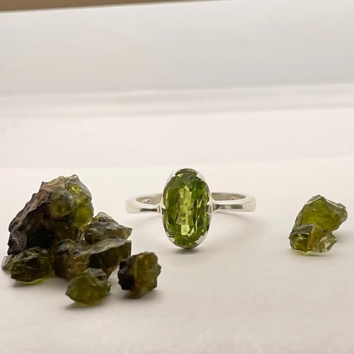 خاتم من حجر الزبرجد الطبيعي فضة ٩٢٥