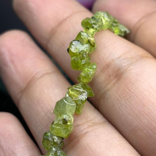 اسوارة من حجر الزبرجد الخام الطبيعي