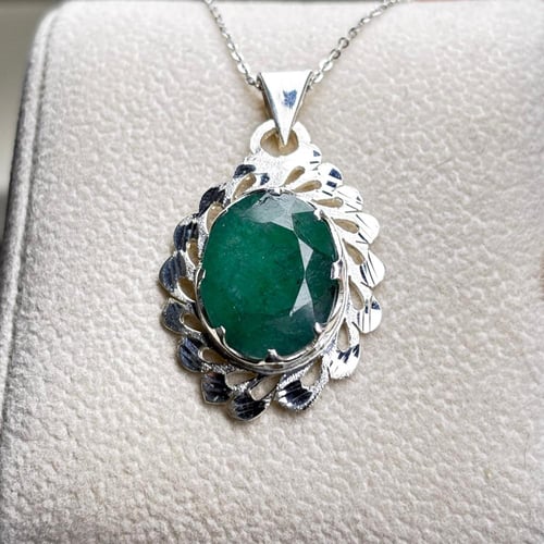 قلادة من حجر الزمرد الزامبي