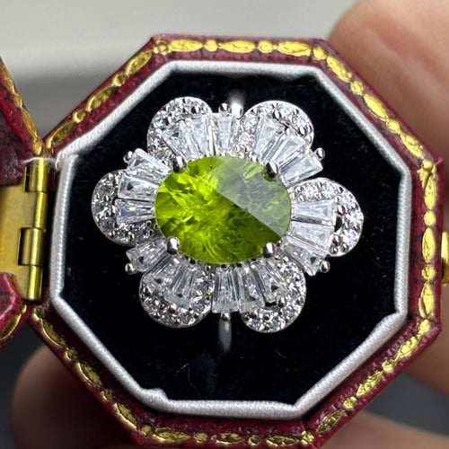 خاتم من حجر الزبرجد الطبيعي تصميم الوردة المتفتحة