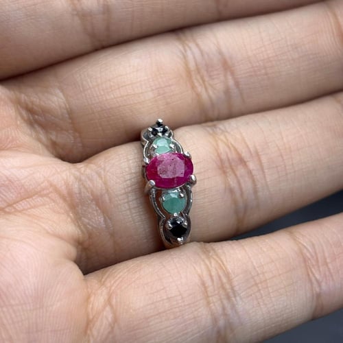 خاتم بتصميم مميز ٣ احجار ياقوت وزمرد وزفير