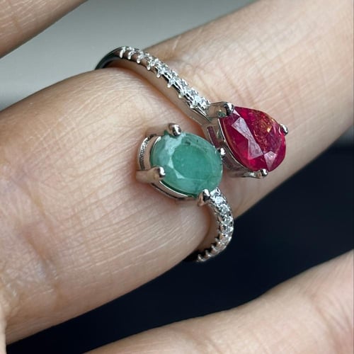 خاتم من حجرين بتصميم مميز حجر الزمرد والياقوت الطب...