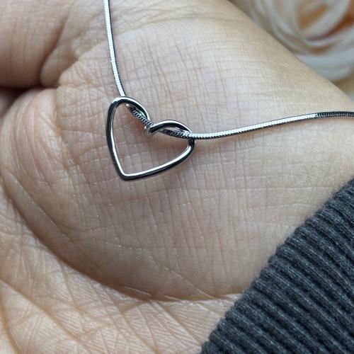 قلادة من الفضة مصممة يدويا على شكل قلب مودرن