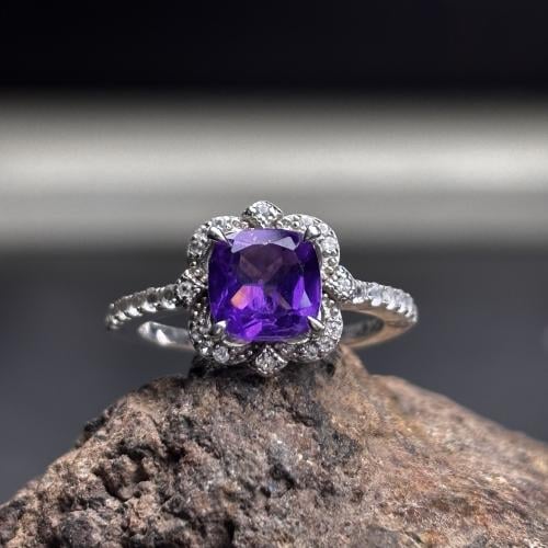 خاتم من حجر الجمشت الطبيعي