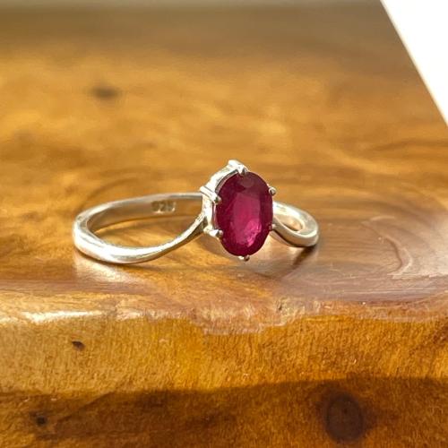 خاتم من حجر الياقوت الافريقي الطبيعي فضة ٩٢٥