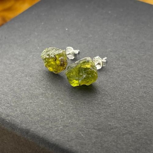 حلق من حجر الزبرجد الطبيعي الخام فضة ٩٢٥