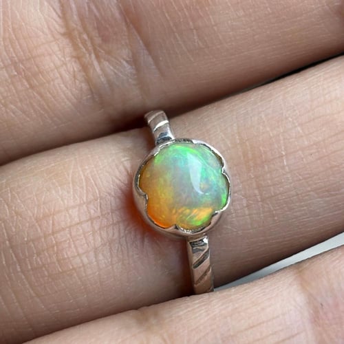 خاتم من حجر الاوبال الطبيعي المميز