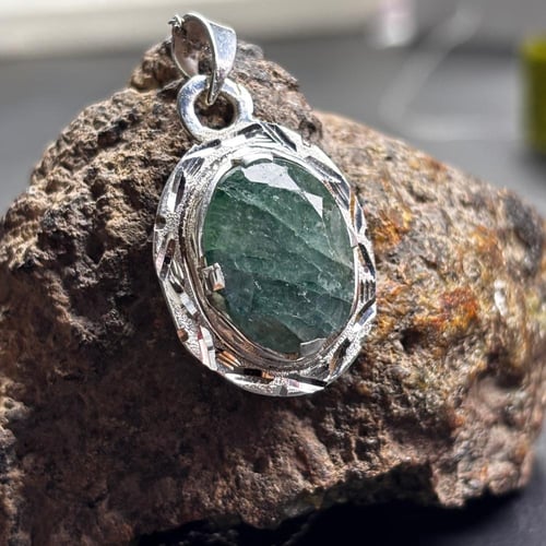 قلادة من حجر الزمرد البرازيلي (رخامي)