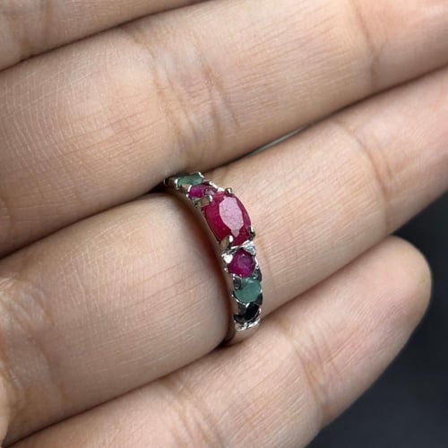 خاتم من ٣ احجار ياقوت وزمرد وزفير