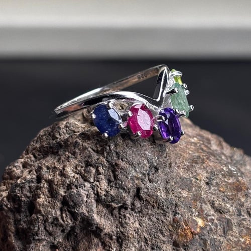 خاتم بتصميم راقي من ٥ احجار كريمة