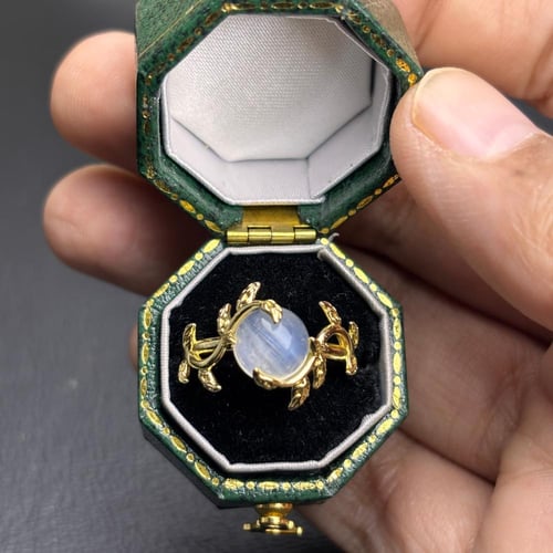 خاتم من حجر القمر الطبيعي (تصميم مميز)