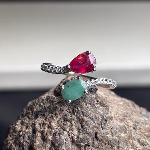 خاتم من حجرين بتصميم مميز حجر الزمرد والياقوت الطب...