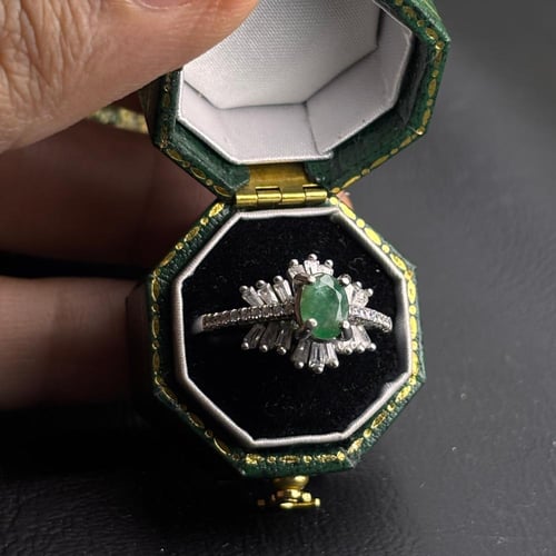 خاتم من حجر الزمرد الطبيعي