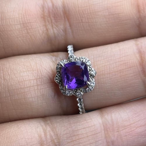 خاتم من حجر الجمشت الطبيعي