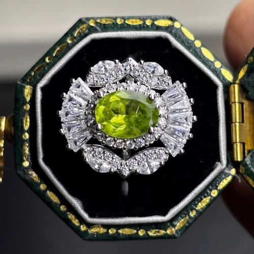 خاتم من حجر الزبرجد الزيتوني بتصميم فكتوري