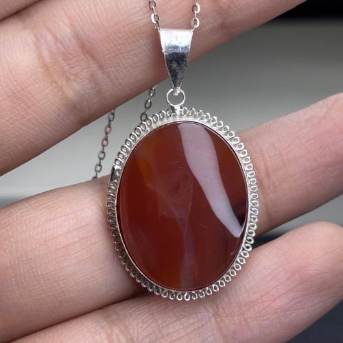 قلادة من حجر العقيق الكبدي اليمني