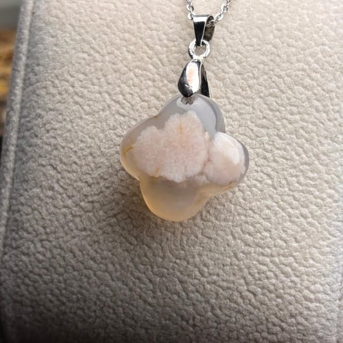 قلادة من حجر عقيق زهرة الكرز الطبيعي