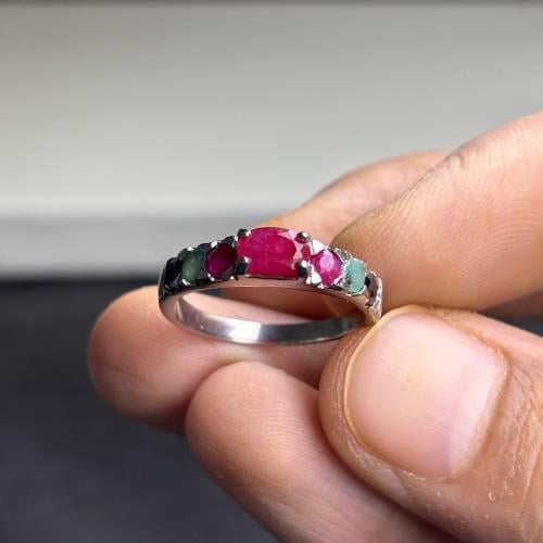 خاتم من ٣ احجار ياقوت وزمرد وزفير