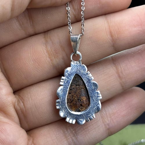 قلادة من حجر الفيروز النيشابوري