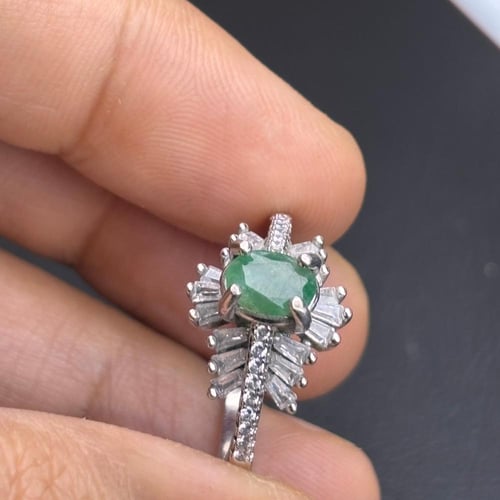 خاتم من حجر الزمرد الطبيعي