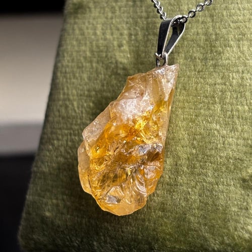 قلادة من حجر السترين الخام الطبيعي