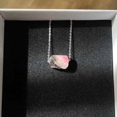 قلادة من حجر الرودنيت الطبيعي فضة (925)