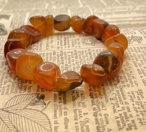 اسوارة من حجر العقيق الطبيعي ( حجر الحماية والشجاع...