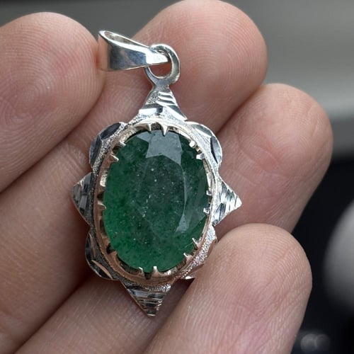 قلادة من حجر الزمرد الزامبي الطبيعي