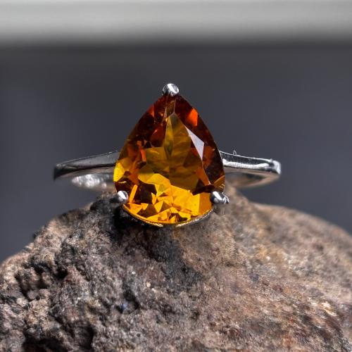 خاتم من حجر السترين قصة كمثرية